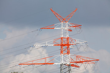 Strommast, Hochspannungsmast, mit Überlandleitungen, Bremen, Deutschland