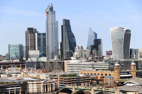 The picture shows a panorama of skyscrapers in London.