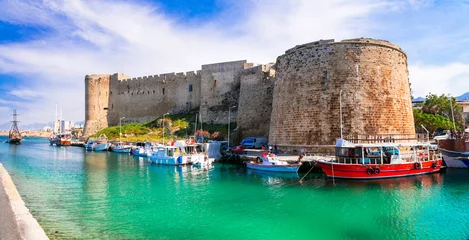 Fotobehang Monumenten van Cyprus - middeleeuws kasteel en haven in Kyrenia, Turks deel van het eiland © Freesurf
