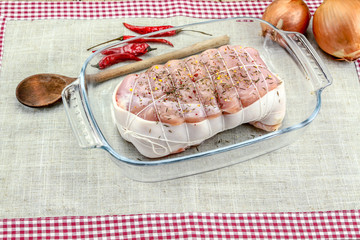 rôti de filet de poulet cru dans un plat