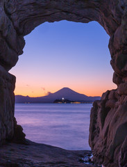 逗子市の洞窟から夕焼け富士山