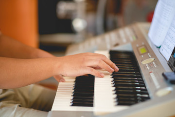 Obraz premium Close-up of a music performer's hand playing the piano