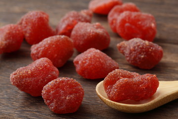  << dried fruit >> image of dried strawberry