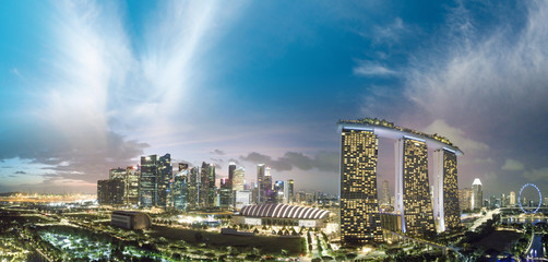 Obraz premium Singapore at sunset. Aerial view of Marina Bay and Downtown from drone