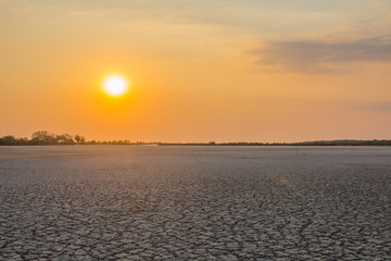 In the evening The tree leaves the gargoyle and sunshine on the dry land until the El Nino phenomenon. Greenhouse effect Global warming caused by changes in the Earth's atmosphere
