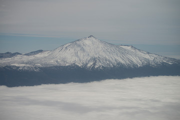 Fototapeta na wymiar teide volcano with snow