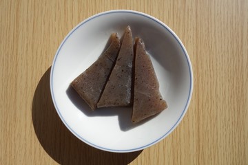 白い皿の上のコンニャク