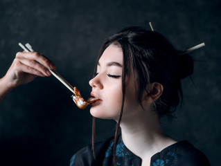 Obraz premium Cute girl eat eel salad