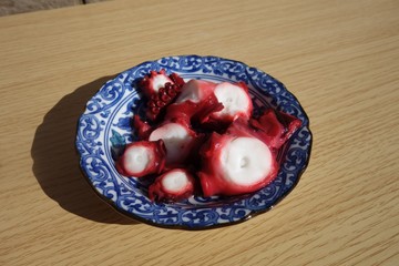 青い皿の上の酢蛸