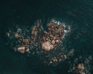 Fotografía de una formación rocosa en el mar de Acapulco
