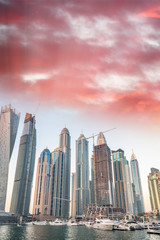 Skyline panoramique de la marina de Dubaï et bâtiments au coucher du soleil