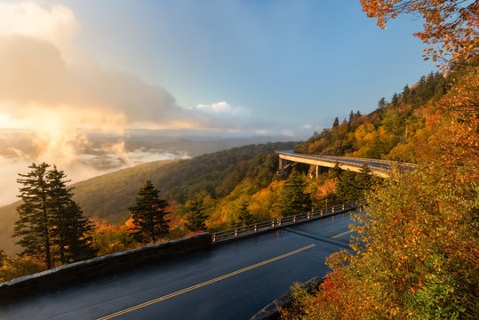 Linn Cove Viaduct on the Blue Ridge Parkway, Linville, North Carolina, USA