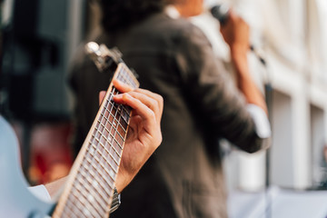 Chitarra con accordo e microfono