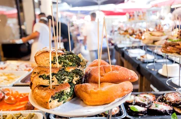 Selbstklebende Fototapeten Palermo Spinach pie, grilled vegetables, local street snacks on stall of traditional food market  © radiokafka