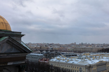 Fototapeta premium Piękny widok na Sankt Petersburg z tarasu widokowego katedry św. Izaaka w niebieski pochmurny dzień.