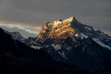 Alpenglühen - letzte Sonnenstrahlen am Tag bringen den Rautispitz zum glühen