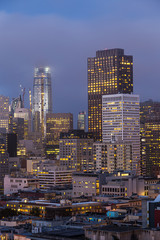 Naklejka premium zmierzch nad centrum San Francisco i dzielnicą finansową z Russian Hill w Kalifornii w USA