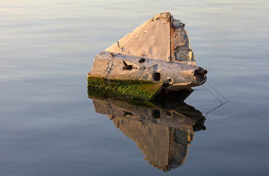 Cola de avi&oacute;n sumergida en el agua