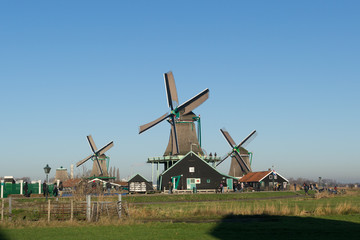 Fototapeta na wymiar ZAANSE SCHANS, NETHERLANDS old mill in village