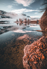 Paysage d& 39 hiver avec lac et réflexion au Grundlsee en Autriche