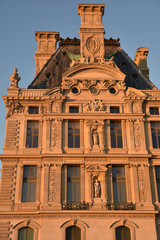 Pavillon du Louvre au crépuscule à Paris