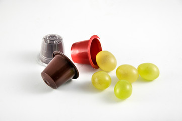 Representación de cápsulas que en lugar de café llevan mosto de uva.