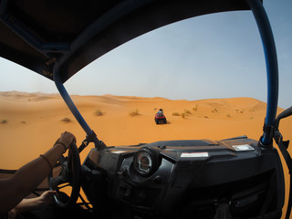 conduciendo por el desierto