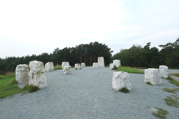 16 white marble stones lie in a circle. It is the remains of the Harald tower that were built in 1896 as a destination and commemorating the battle in Hafrsfjord.