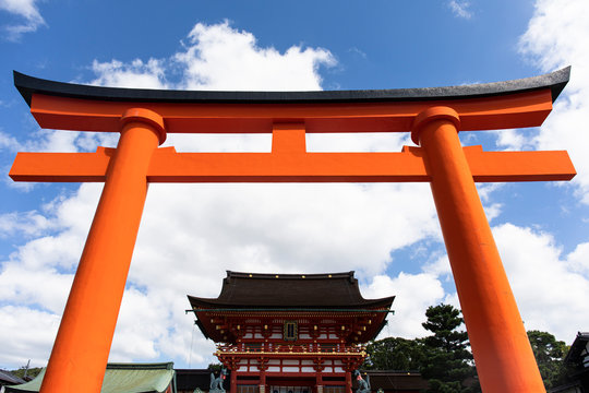 Japan, Kyoto Prefecture, Kyoto City, Red torii gate of Fushimi Inari-taisha shrine