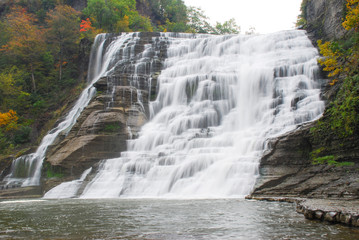 Fototapeta premium New England cascaiding waterfall