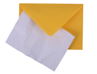 Zugeklappter gelber Briefumschlag mit Brief
