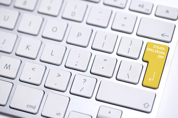 Tastatur mit Taste für Steuererklärung 2019