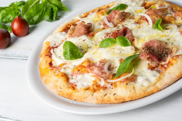 Pizza con prosciutto cotto, mozzarella, pomodoro e basilico 