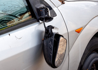 Vandalismus am Außenspiegel eines Autos