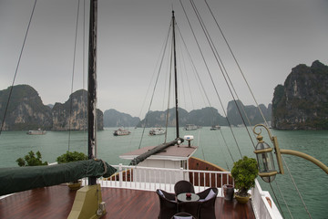 Karstfelsen in der Halong Bucht in Vietnam