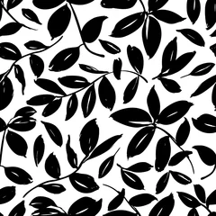 Behang Zwarte inkt laat hand getekende vector naadloze patroon. Grunge freehand plant takken op witte zwart-wit textuur. © Анастасия Гевко