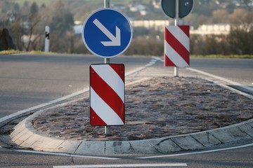 Verkehrsinsel mit blauem Pfeil rechts vorbei