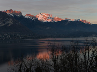 Coucher de soleil sur la Tournette et sur le lac d'Annecy