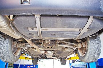 Podwozie starego samochodu osobowego na podnośniku © Patdrig Torc