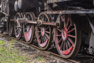 Plakat raeder mit verschiedenen gegengewichten einer alten lokomotive