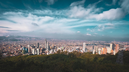 Vista de una ciudad Bogotá vista desde lejos con fondo del cielo
