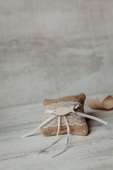 Kommunion, Konfirmation, Firmung, Taufe - kleiner Fisch aus Holz auf Kissen aus Jute mit Spitze auf...