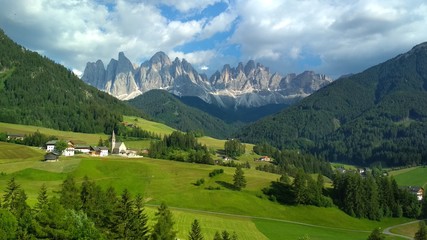 Obraz premium Majestic landscape of Antorno lake with famous Dolomites mountain peak of Tre Cime di Lavaredo in background in Eastern Dolomites, Italy Europe. Stunning nature scenery and scenic travel destination.