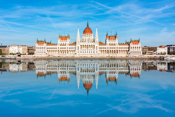 Fototapeta premium Hungarian Parliament Building reflected in Danube river, Budapest, Hungary