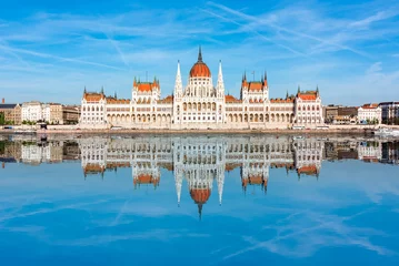 Zelfklevend Fotobehang Hungarian Parliament Building reflected in Danube river, Budapest, Hungary © Mistervlad