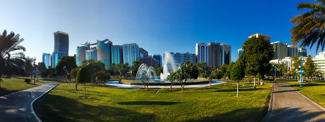 Khalidiya-park in Abu Dhabi met grote fontein in de hoofdstad van de V.A.E