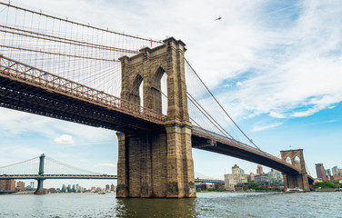 Fototapeta premium Most Brookliński nad rzeką East River, centrum Manhattanu, Nowy Jork