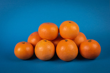 Sliced and whole oranges 