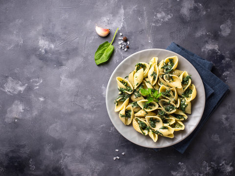 Conchiglioni pasta with spinach in creamy sauce