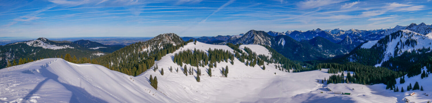 Panorama vom Seekarkreuz in Richtung Rauhalmen im Winter mit ausreichend Schnee